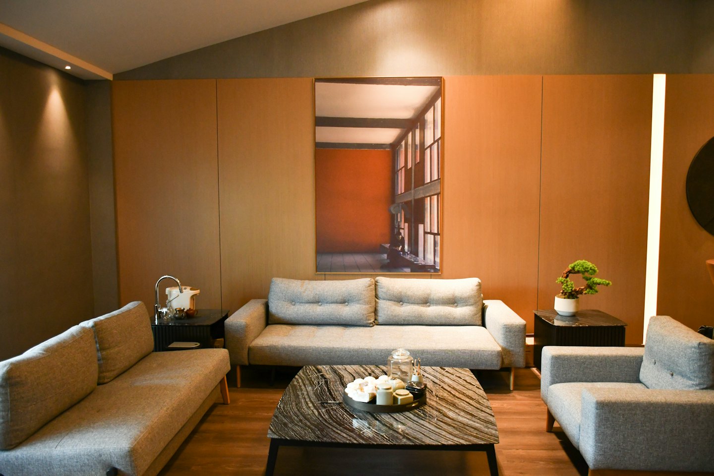 Moderner Loungebereich mit Sofas um einen Couchtisch.
